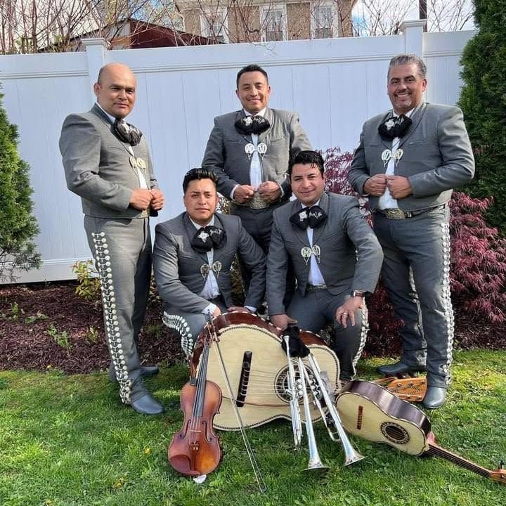 Mariachi Voz de México con traje gris plata
