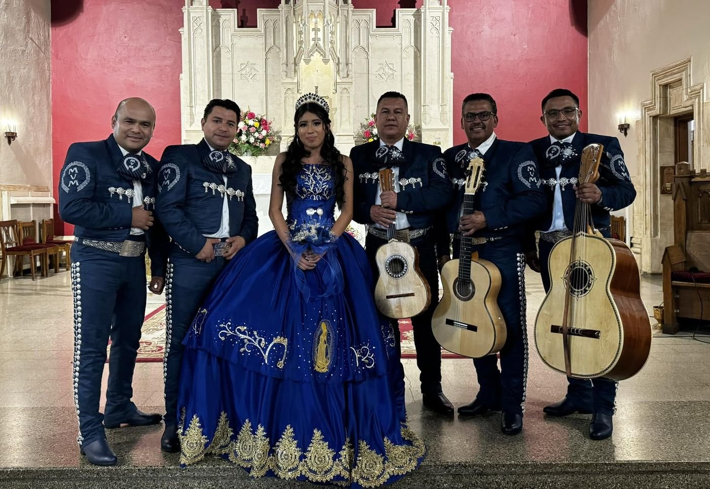 Mariachi Voz de México con traje azul marino