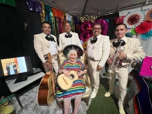 Mariachi Voz de México: Cumpleaños 80 de la abuela