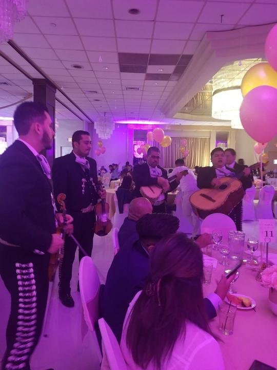 Mariachi Voz de México: Tocando mesa por mesa en una quinceañera