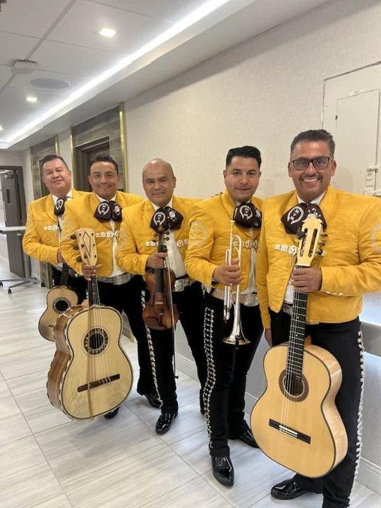 Mariachi Voz de México: Traje oro