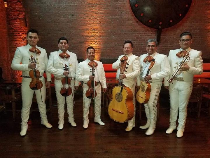 Mariachi Voz de México: Traje blanco de gala