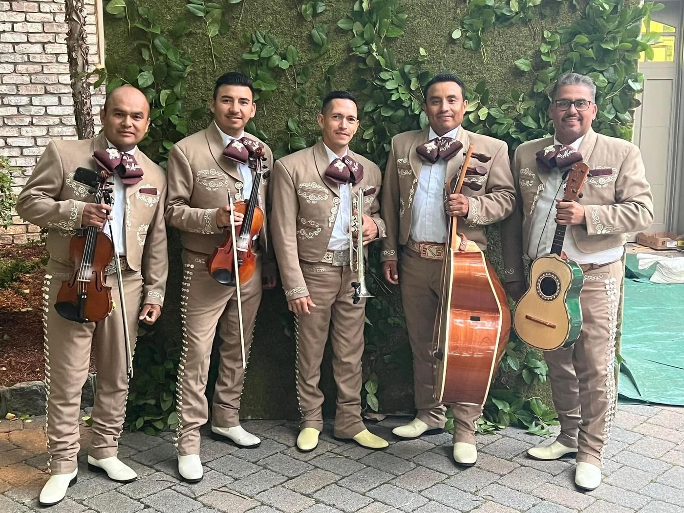 Mariachi Voz de México con traje arena