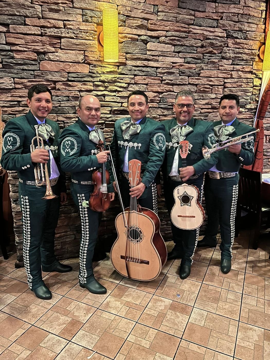 Mariachi Voz de México con traje verde bandera